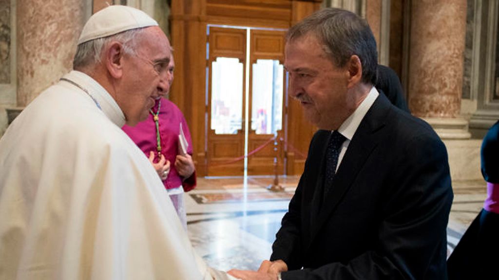 Schiaretti trata de escalar posiciones y un sector de la Iglesia le abre una puerta