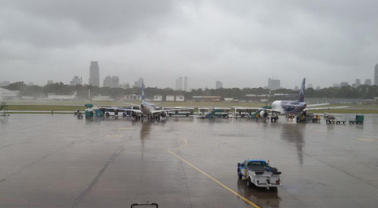 Unos 300 vuelos afectados en Ezeiza y Aeroparque por las lluvias en Buenos Aires