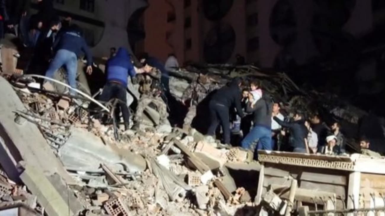Turquía y Siria estremecidas por el sismo: más de 1000 muertos y edificios enteros desplomados