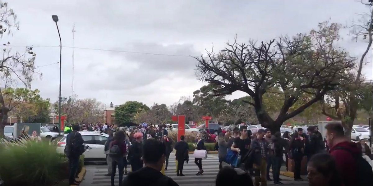 Evacúan el shopping Unicenter por una amenaza de bomba