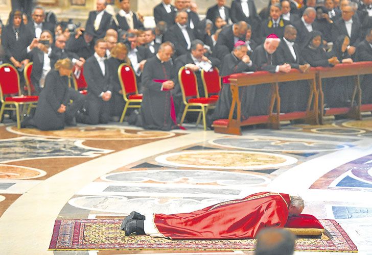 Francisco presidió el Vía Crucis en el Coliseo, tras controversia por el infierno