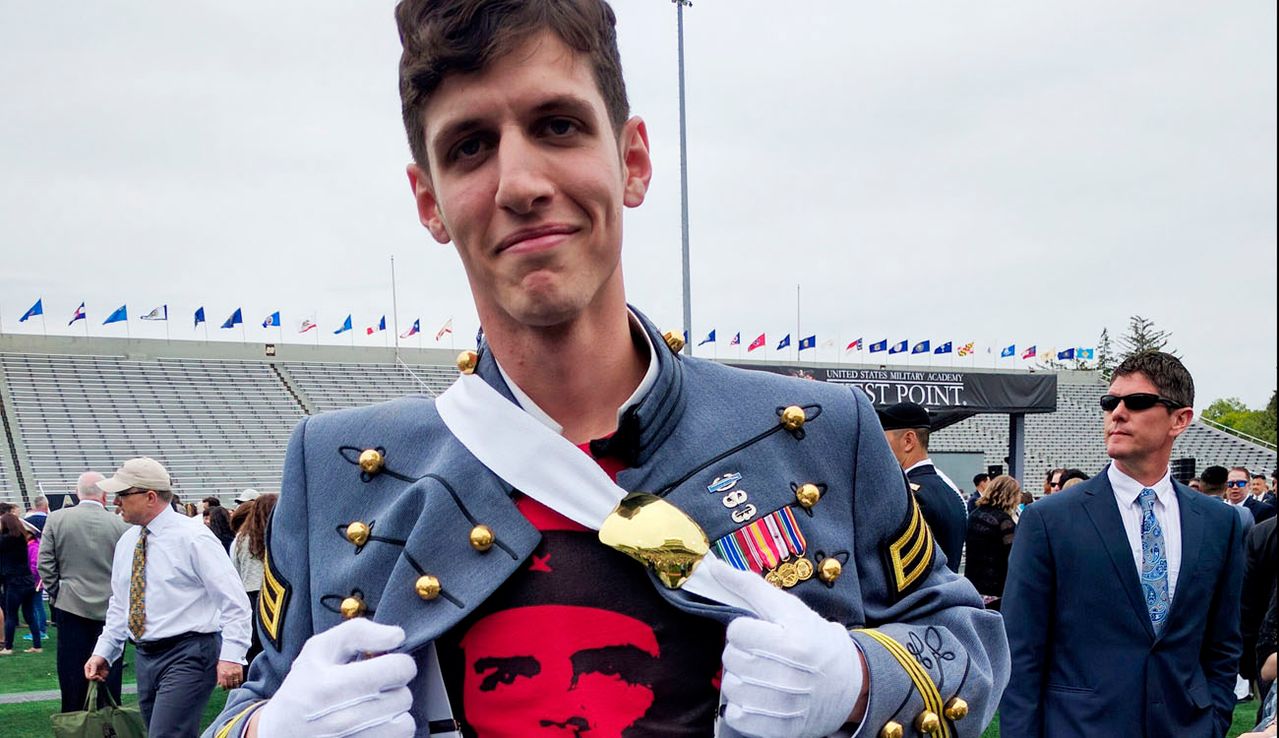 EE.UU. | Echaron del Ejército a un cadete comunista que lució una remera del Che