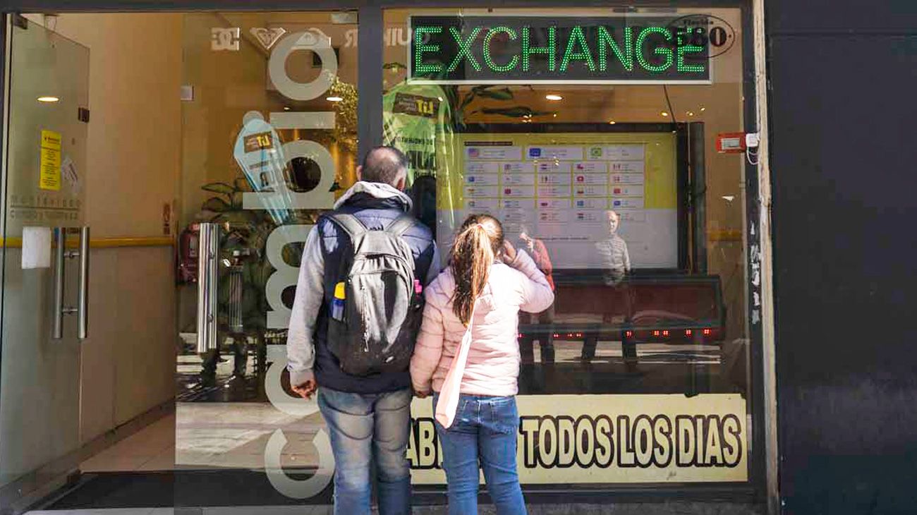 Crece la tensión cambiaria: el dólar blue se recalienta y alcanza un récord de $ 1.500
