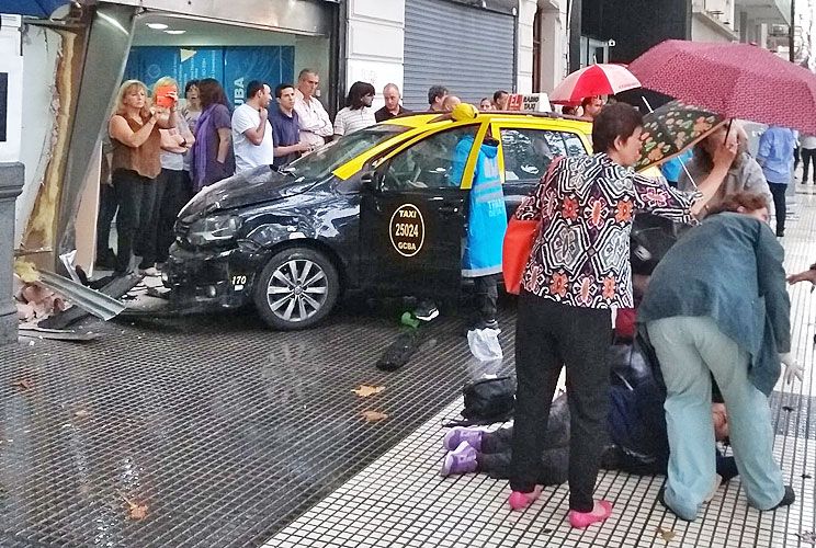 Un taxi se subió a la vereda y atropelló a cinco personas en Congreso