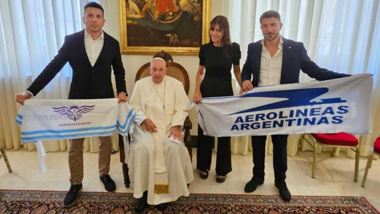 Mientras se debate la Ley Bases en el Senado, el papa Francisco posó con banderas de Aerolíneas Argentinas