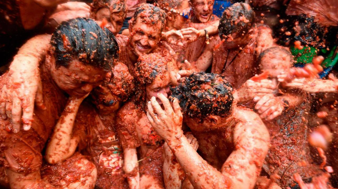 La tradicional "Tomatina" volvió a teñir de rojo las calles de Buñol