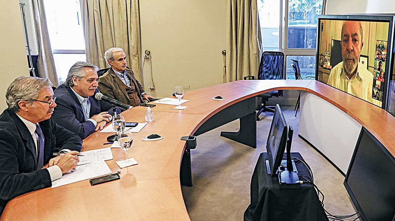 Alberto comparó su estrategia contra el virus con la de EE.UU.: "Yo elegí la gente"