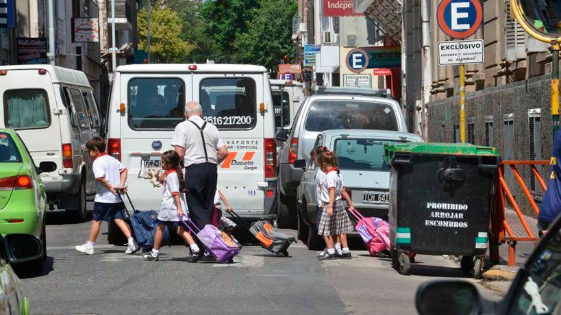 “No nos dan los números”: cuánto costaría el transporte escolar para las familias en Córdoba en 2026