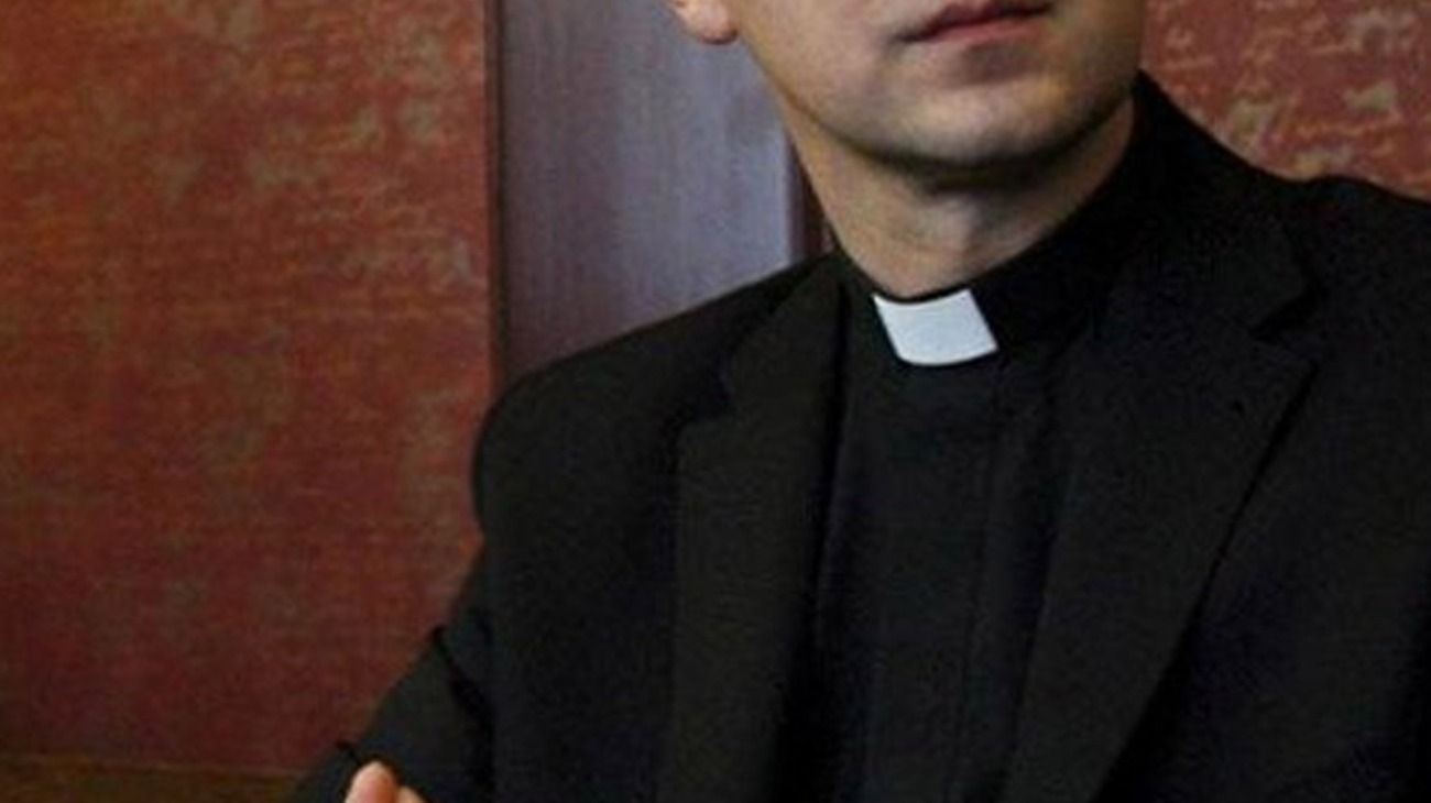 Detienen a un sacerdote acusado de abusar de una nena que se preparaba para tomar la comunión