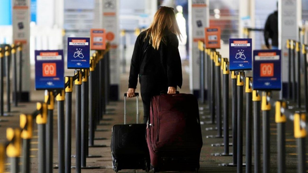 Más cepo al dólar turista: el Gobierno aumentó al 45% el impuesto