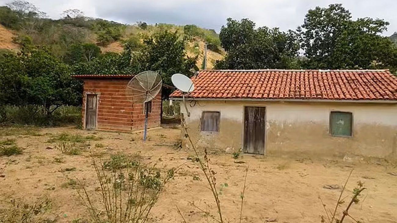 Un hombre mantuvo prisioneras a su pareja e hijas durante 20 años: las violaba y forzaba a abortar