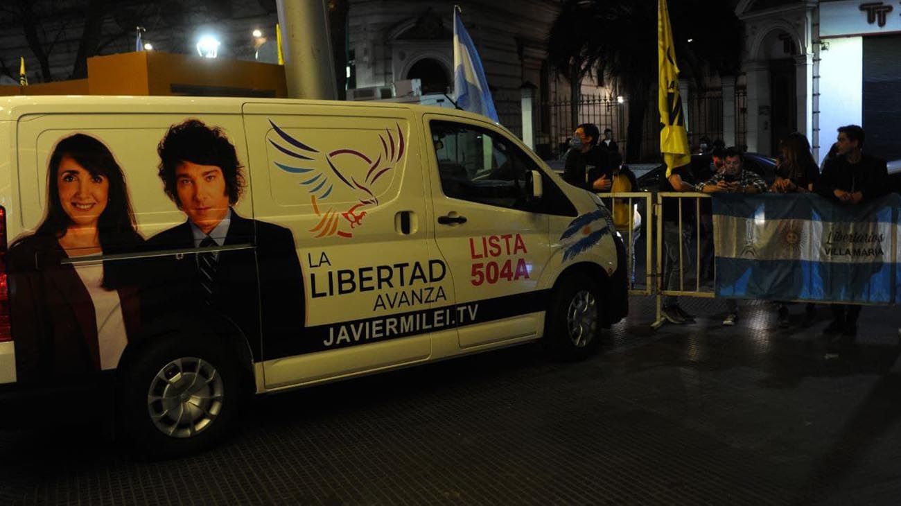 Banderas, consignas libertarias y expectativa por una banca en el bunker de Javier Milei en Once