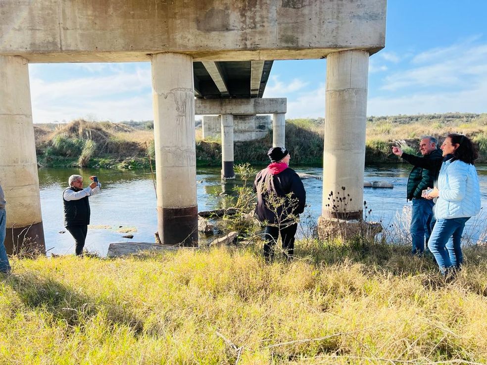 El puente sin terminar y que aísla a dos comunidades entre Río Tercero y Villa Ascasubi
