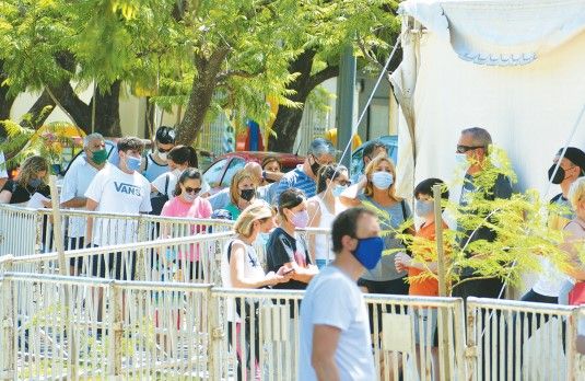 Estallido de Ómicron: en Salud estudian restricciones para el corto plazo