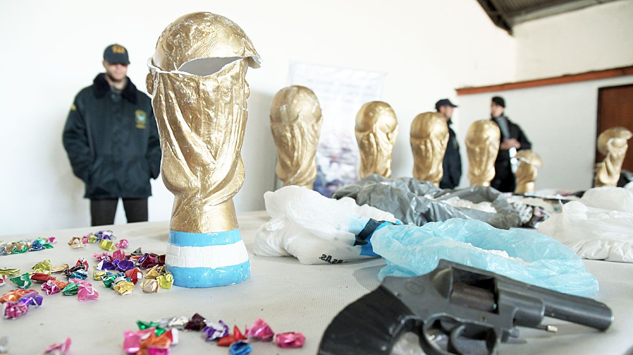 Traficaban droga dentro de réplicas de la Copa del Mundo