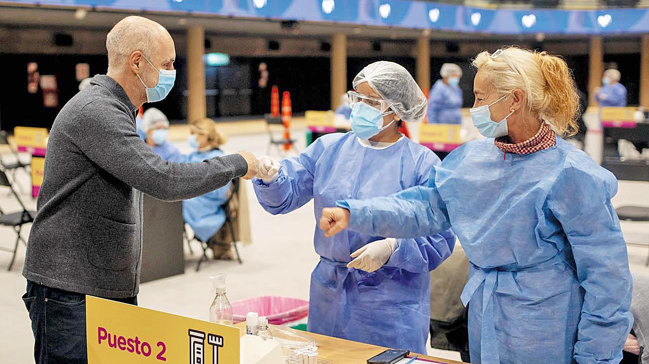 Vacunar a los de riesgo y bajar las camas UTI, las claves de Larreta