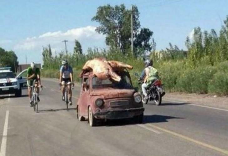 Volcó un camión: los vecinos se llevaron la carne hasta en los techos de los autos