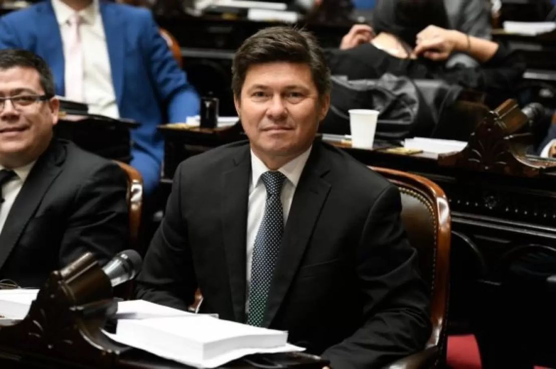 Lisandro Almirón sortea su sueldo de diputado en Corrientes: los términos y condiciones