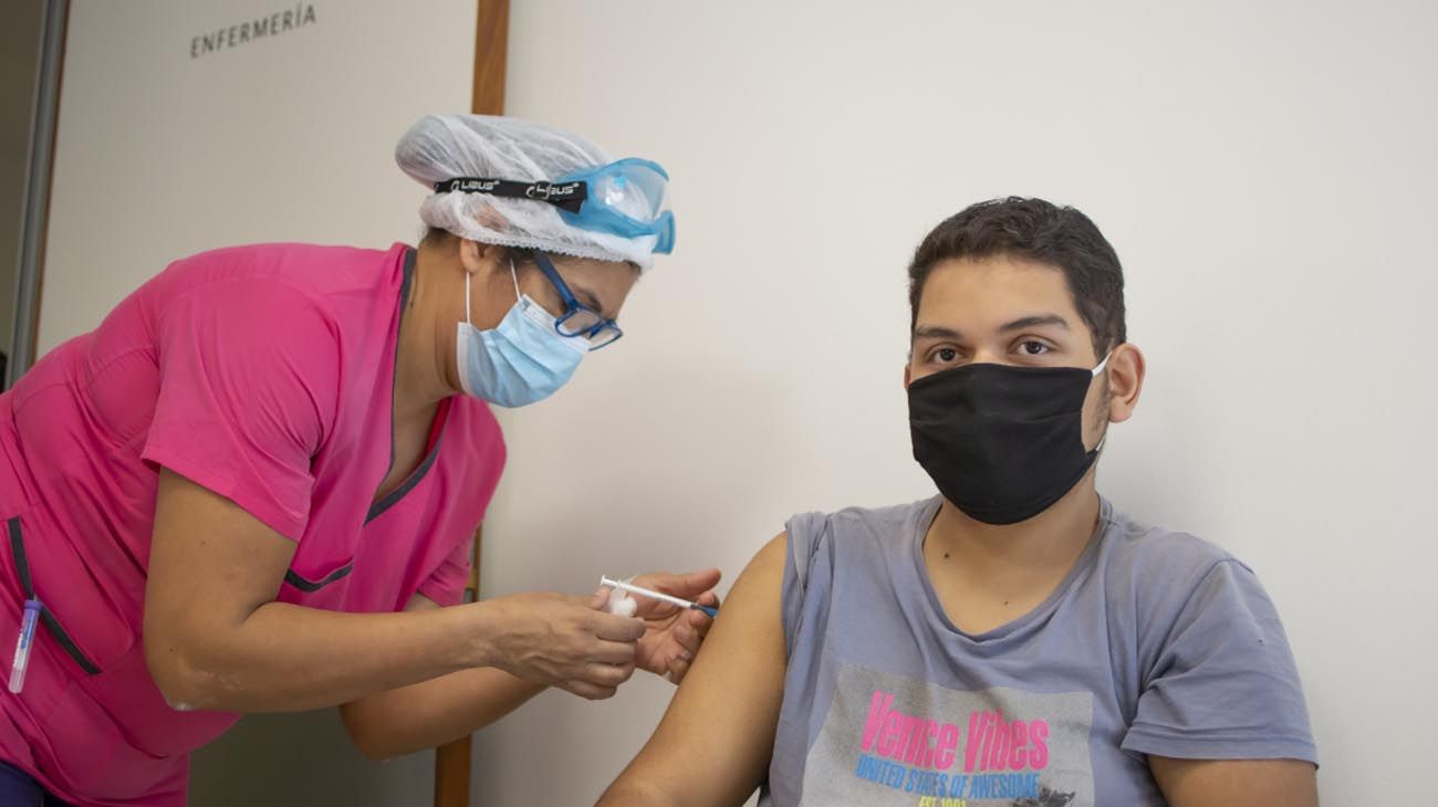 Aprobaron la aplicación de la tercera dosis de la vacuna en adolescentes