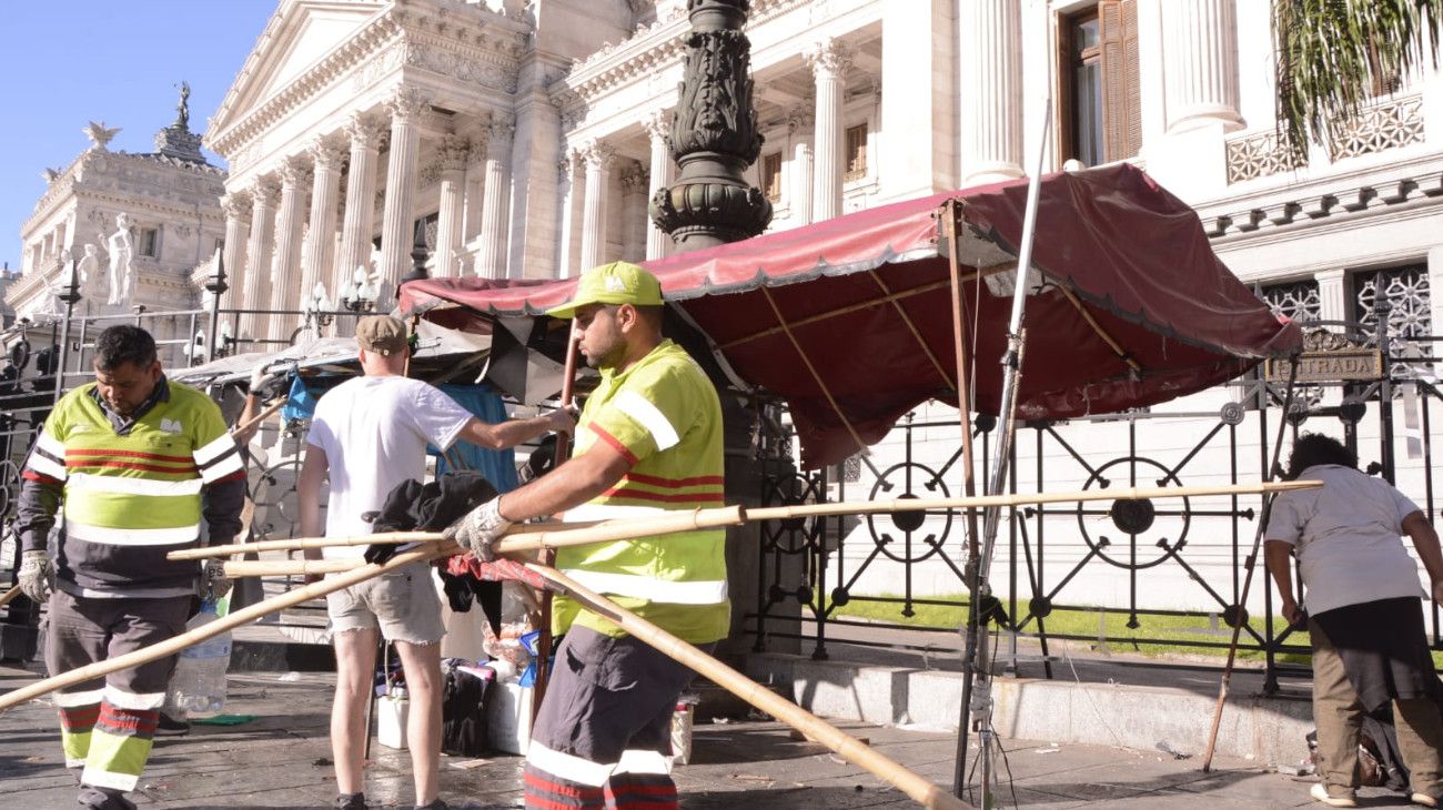 Desalojan un "acampe por la paz" que ocupaba la esquina del Congreso de la Nación