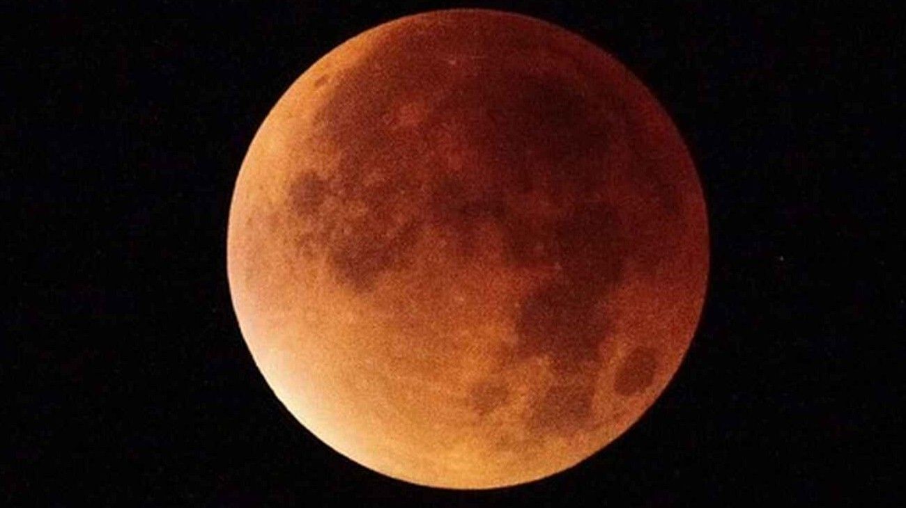Llega el eclipse lunar más extenso en 580 años: a qué hora y cómo podrá verse