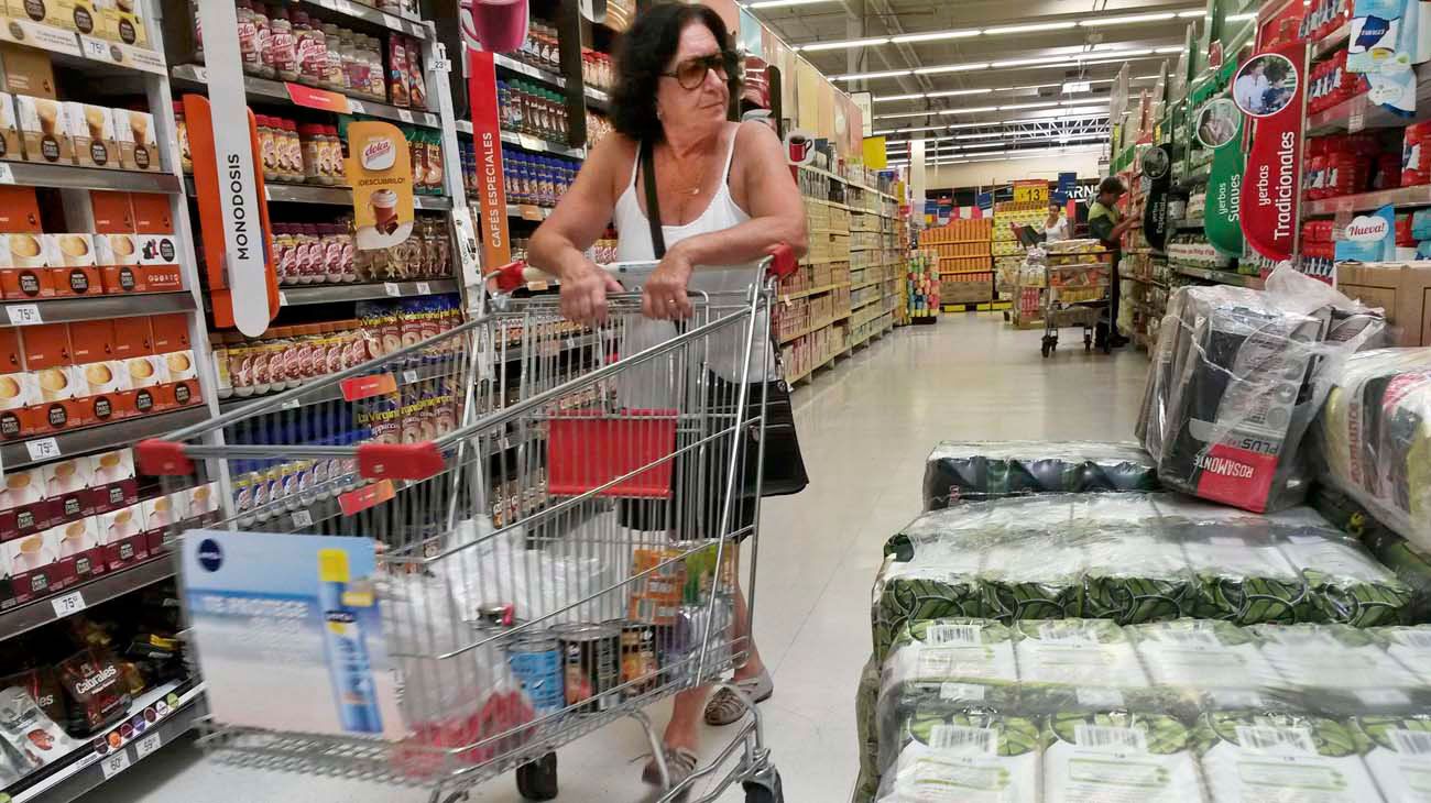 El dilema de la economía preelectoral es stockear alimentos o comprar dólares