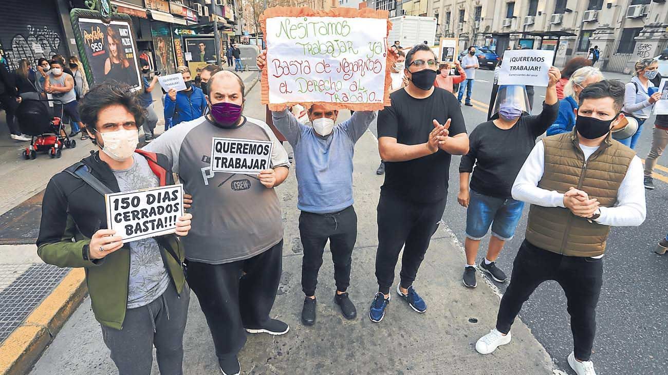 Comerciantes se manifiestan contra los cierres