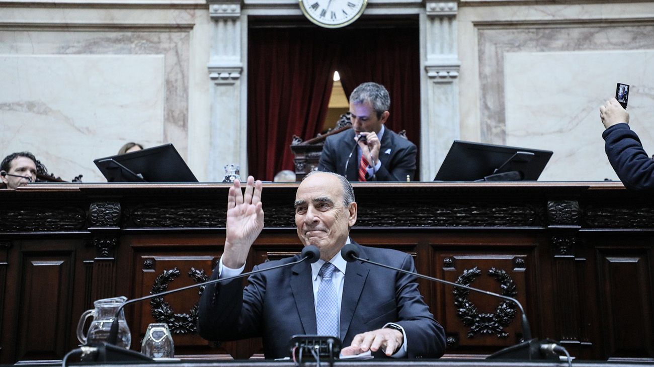 Francos debió terminar su presentación por los incidentes afuera del Congreso: el kirchnerismo abandonó el recinto
