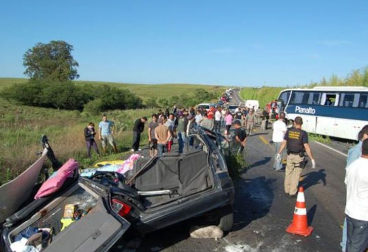 Mueren 5 argentinos en un choque en Brasil