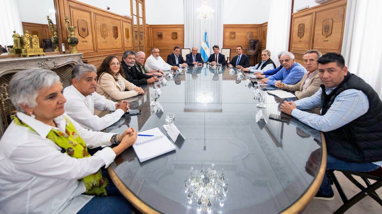 El Gobierno convocó a la CGT por paritarias y reforma laboral