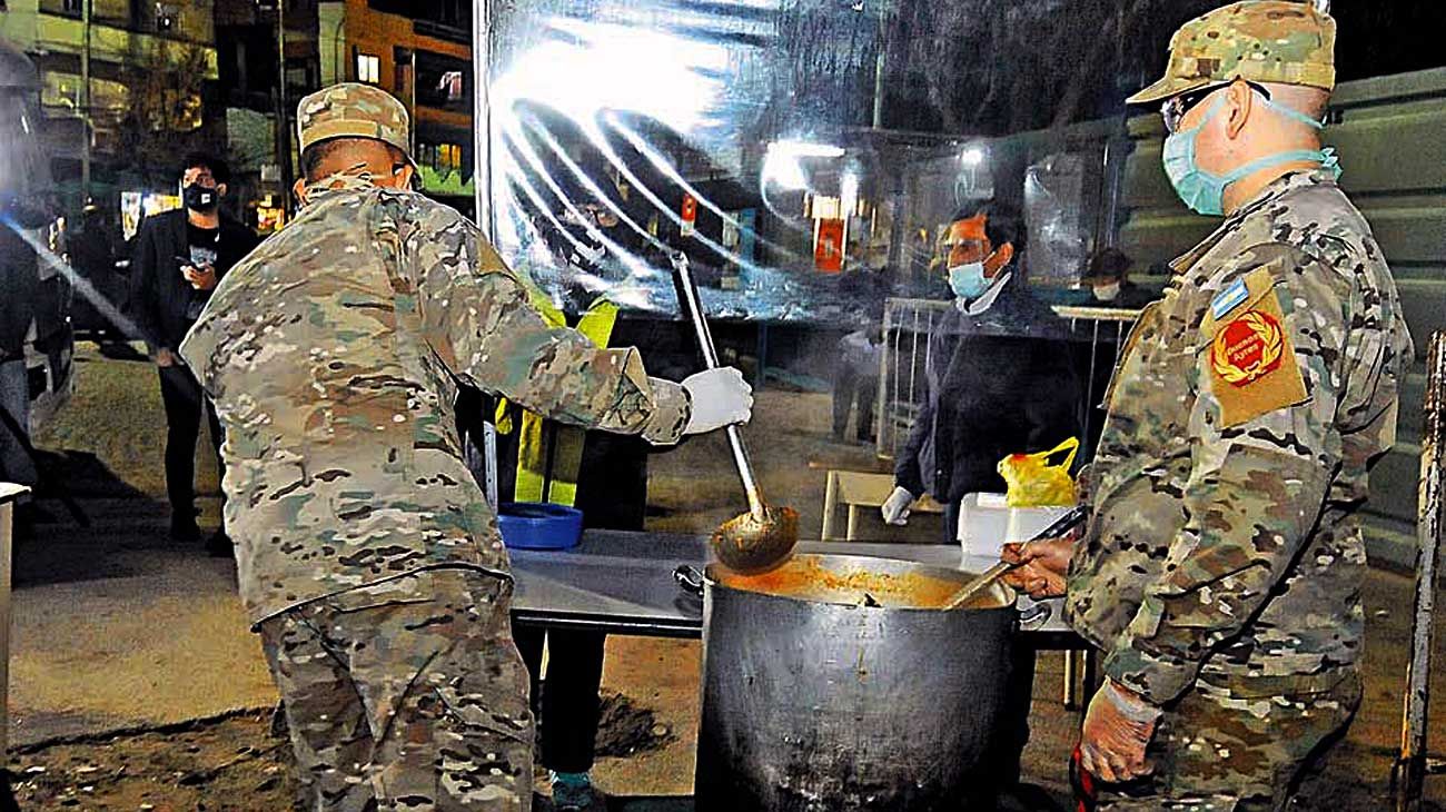 El Ejército se despliega frente a la villa del Bajo Flores con alimentos