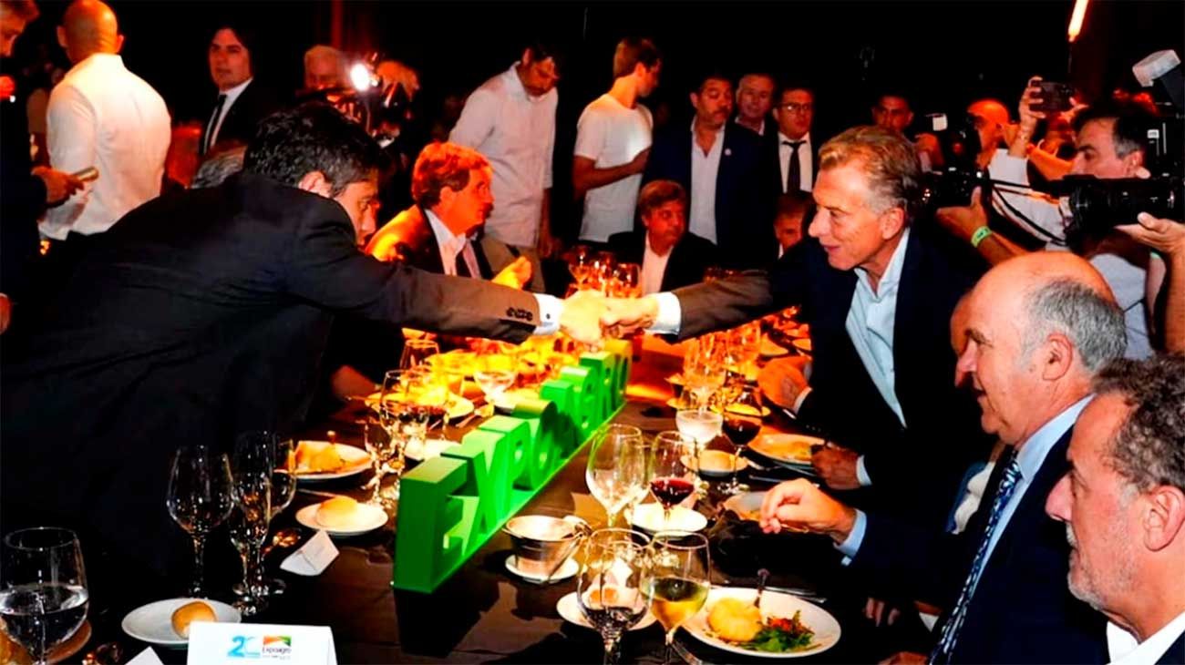 En la misma mesa: el saludo de Macri y Kicillof en Expoagro