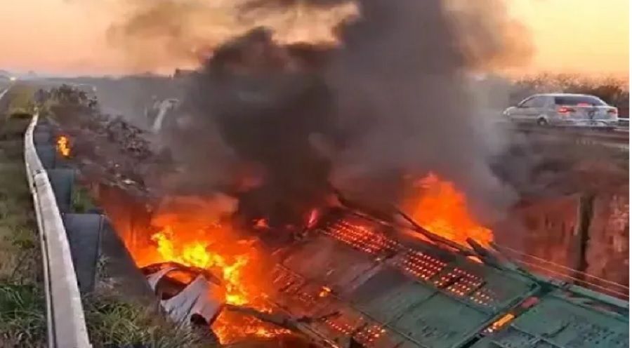 Tragedia en Corrientes: un hombre murió tras el vuelco e incendio de su camión