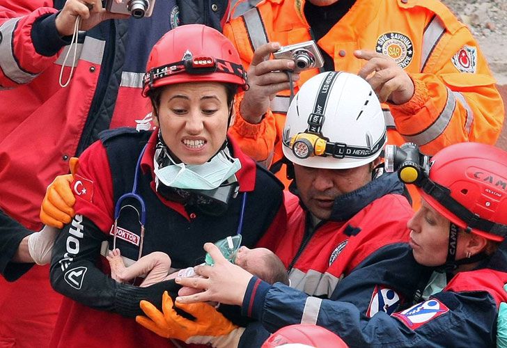 Rescatan con vida a un bebé debajo de los escombros