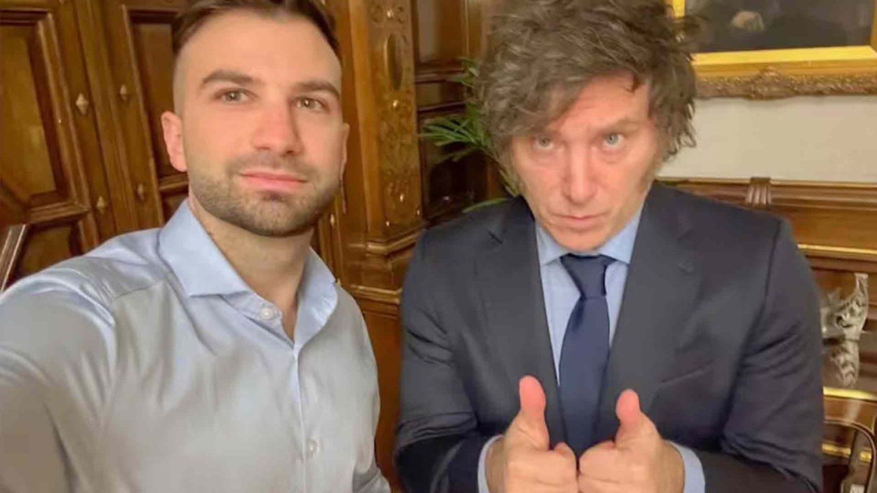 Un mensaje de Mauricio Novelli sugiere que manejaba el teléfono de Javier Milei: “Le voy a agarrar el cel para darle RT”