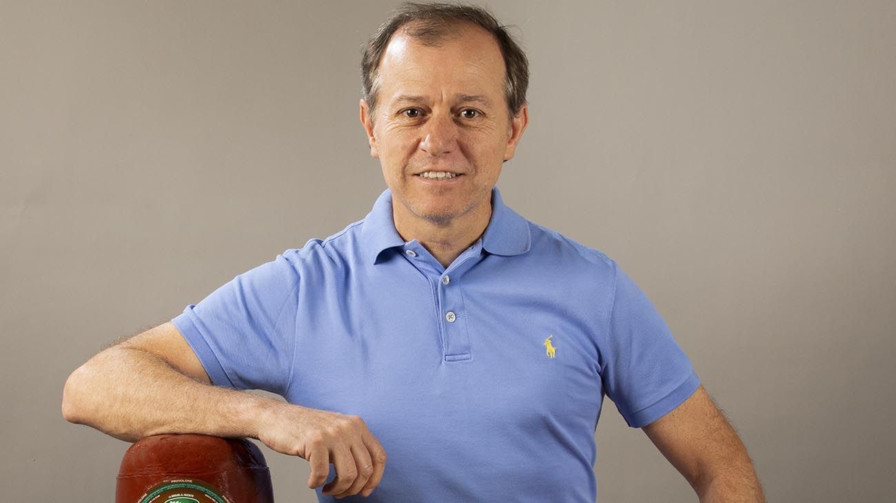 Un empresario pyme hace quesos de autor y les puso su nombre como sello de calidad