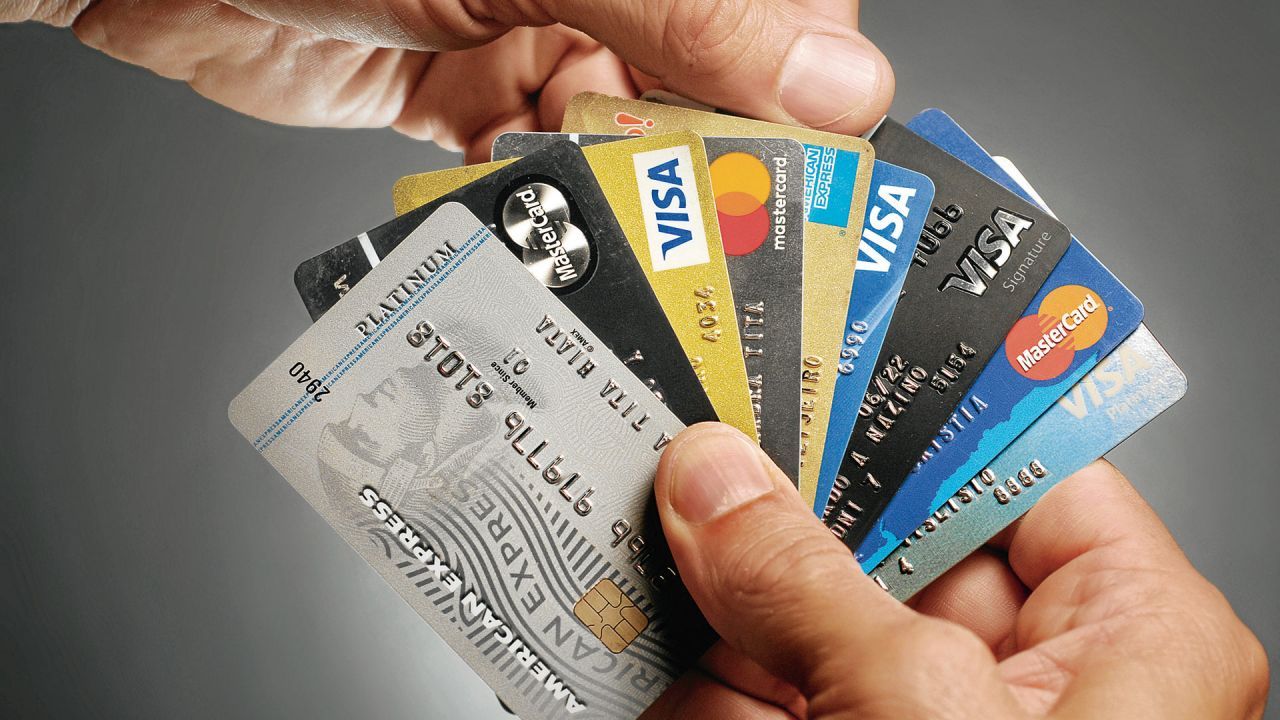 Tarjetas de crédito: aumentan las tasas de interés para el pago mínimo y refinanciar deudas