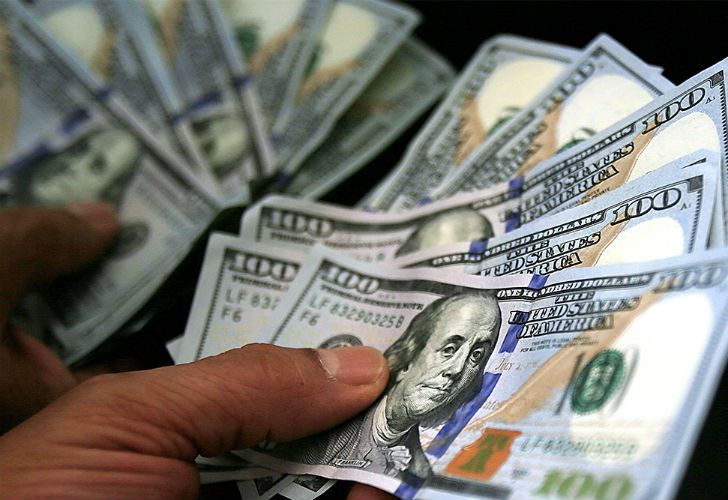 Pasado el mediodía, el dólar se mantiene a $19,85