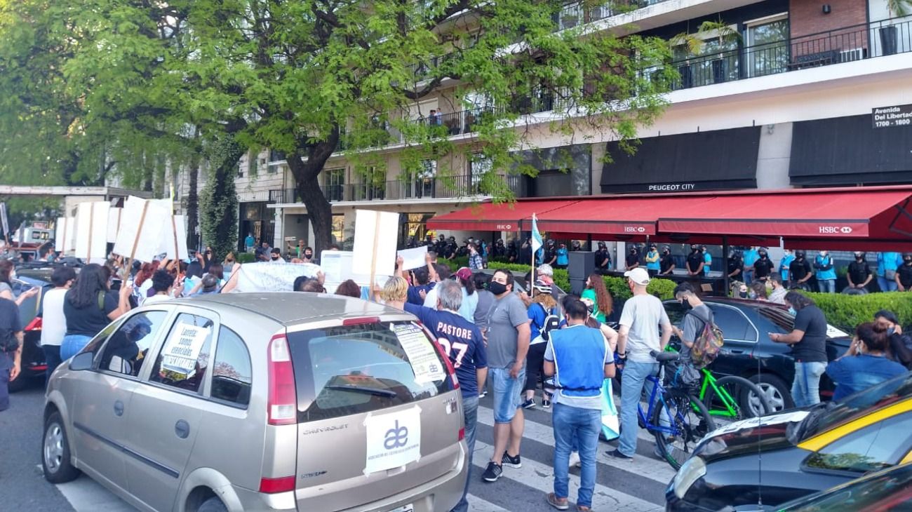 Protesta de enfermeros frente a la casa de Larreta, que está rodeada de policías