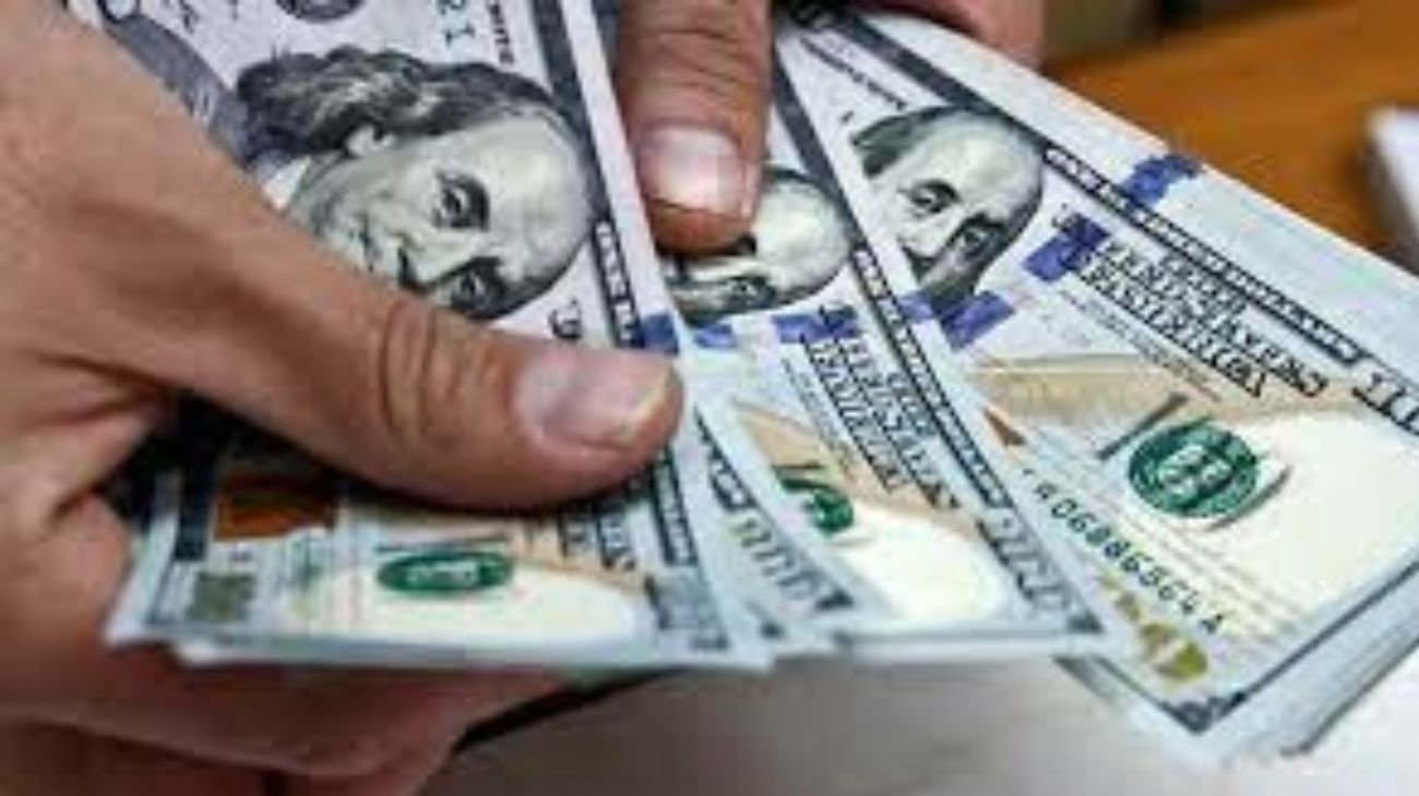 Nuevo récord: una cotización del dólar supera los $400