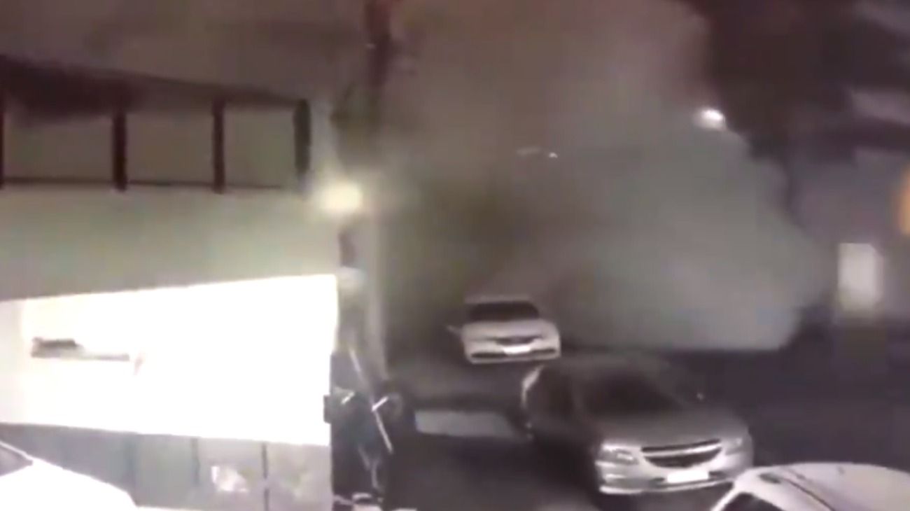 Así fue el momento exacto del derrumbe del edificio sobre la colectora de General Paz