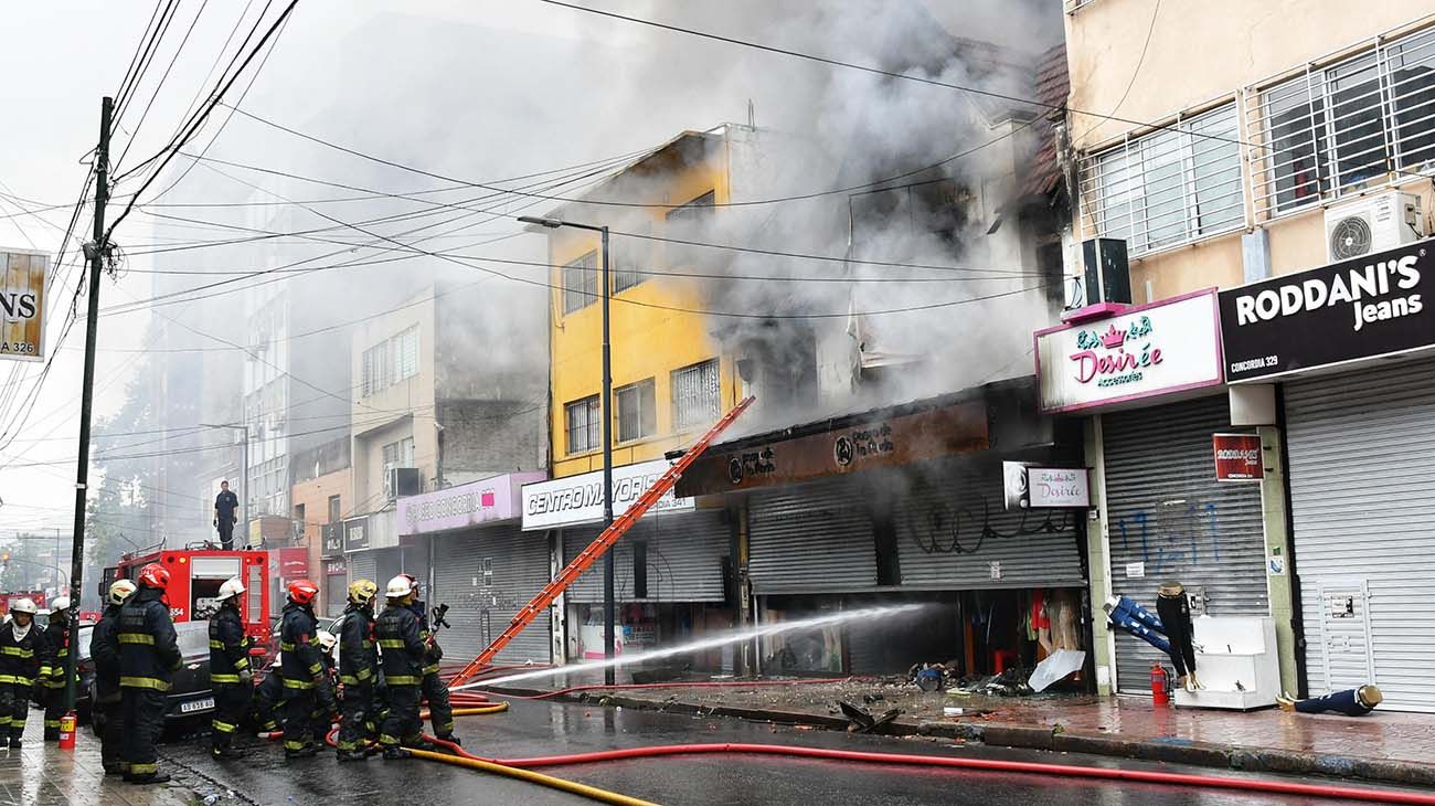 Incendio en Floresta: bomberos y 15 ambulancias trabajan en el lugar