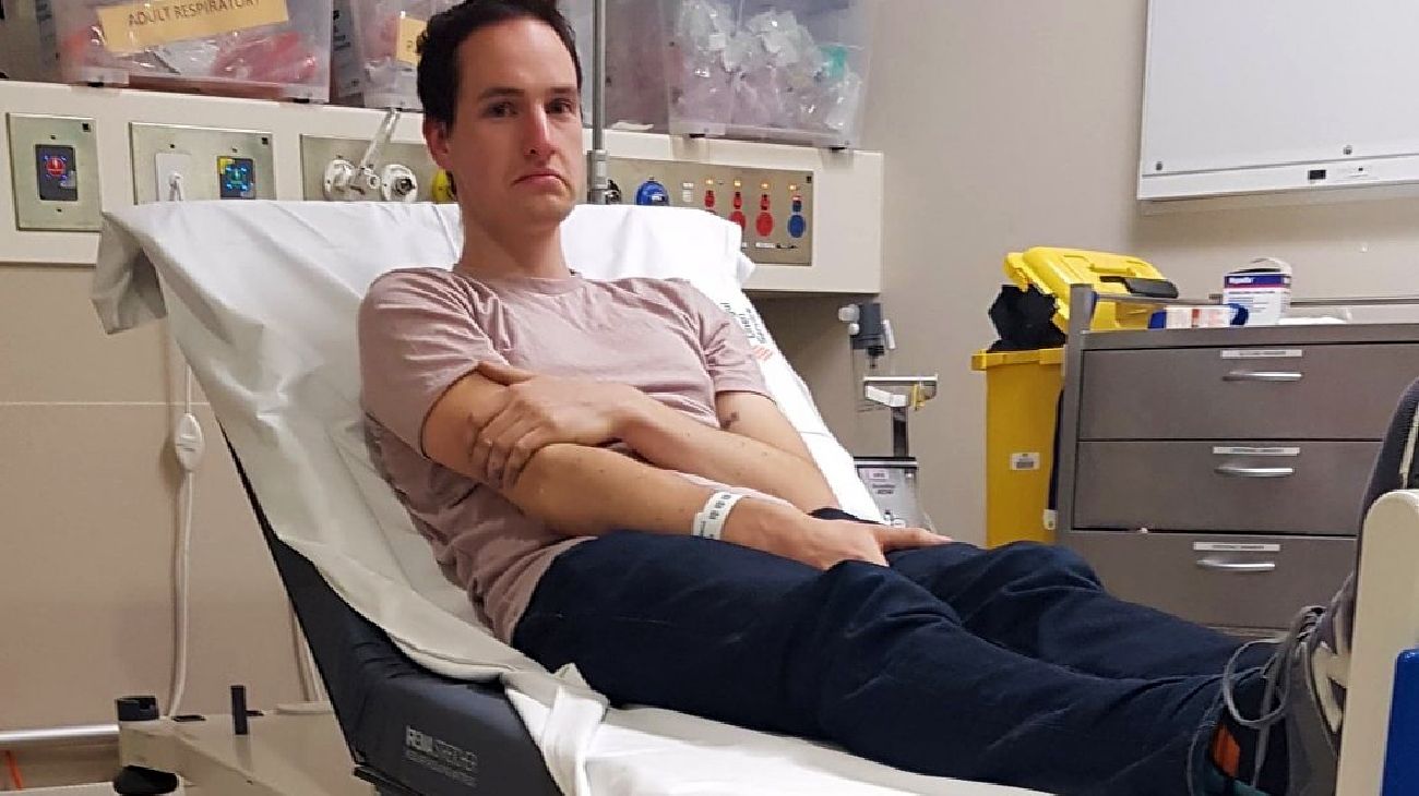 Trató de inventar un collar anti-coronavirus y terminó internado con la nariz llena de imanes