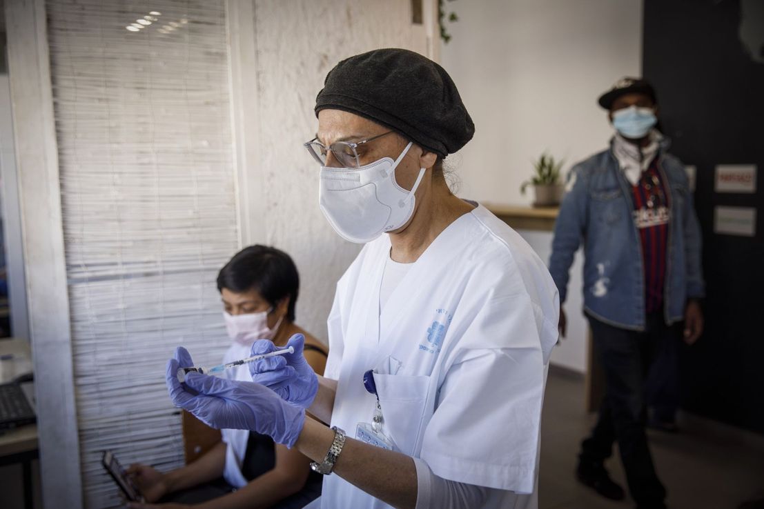 COVID: la vacuna de Pfizer es menos eficaz contra la cepa Sudafricana, según un estudio de Israel