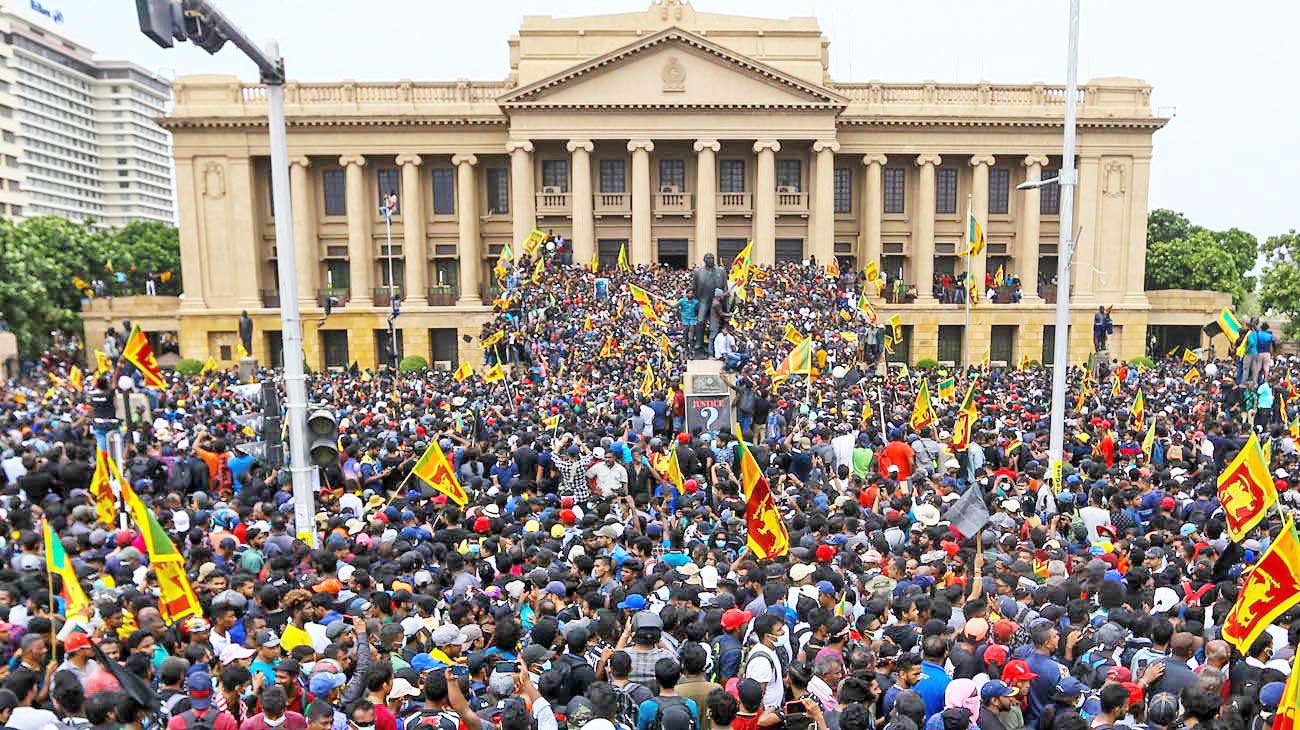 Una multitud obligó al presidente de Sri Lanka a anunciar su renuncia al gobierno