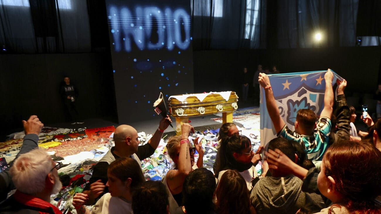 Argentina lloró toda la noche: la despedida al Indio Solari no se detuvo