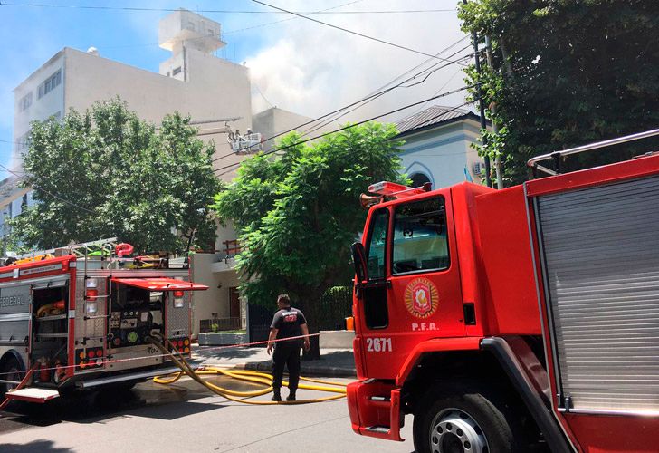 Se incendió una fábrica de juguetes en Versalles