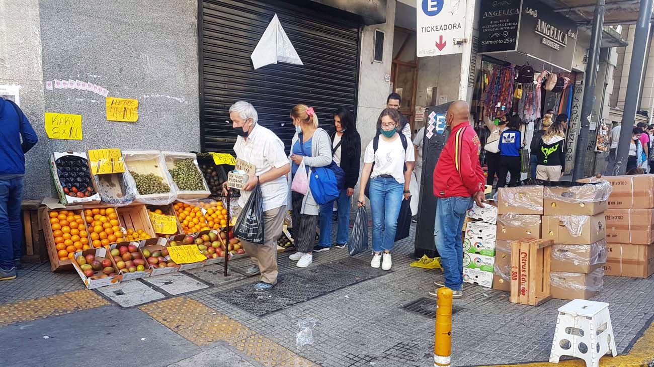 Con puestos de comida al paso y verdulerías ‘a cielo abierto’, volvieron los manteros a las calles de Once