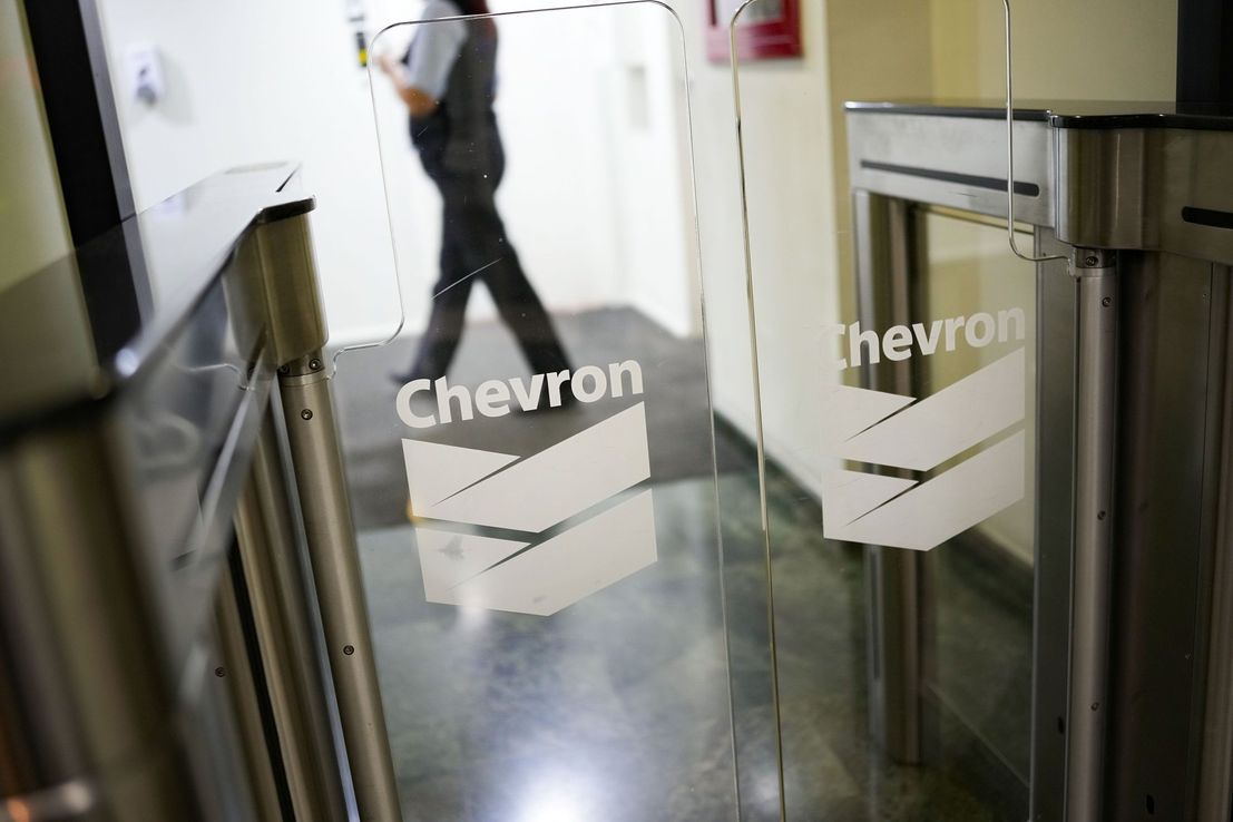 Acciones de Chevron caen tras anunciar resultados decepcionantes