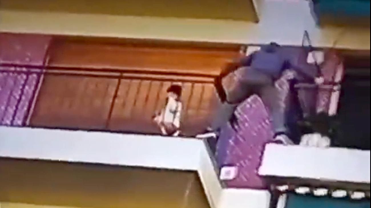 Video: encargado de edificio saltó de balcón a balcón en un quinto piso para salvar a un nene